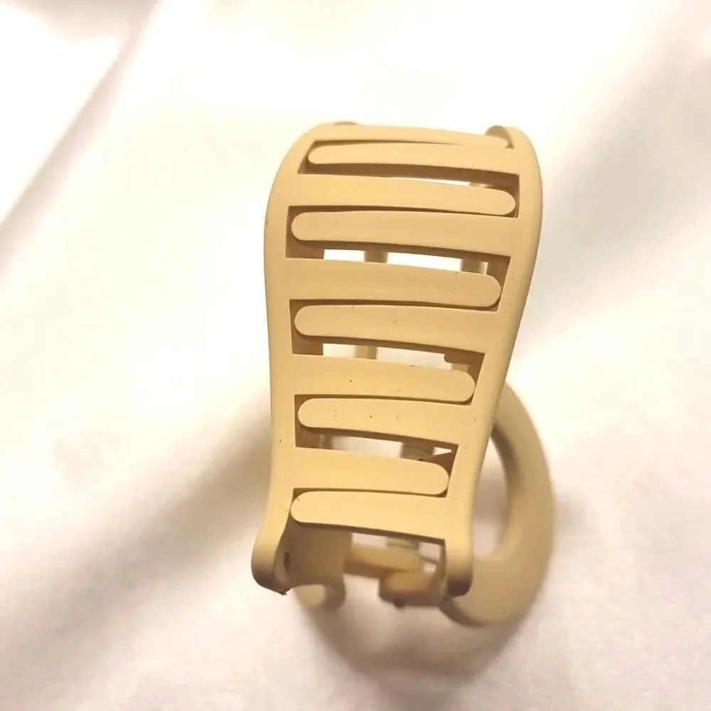 Khaki Heart hair claw clip | NWOT